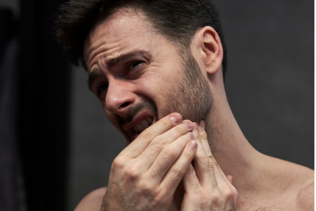 Hombre con dolor debido al bruxismo